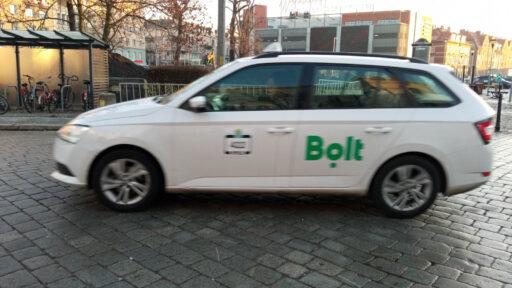 Oprócz korporacji taksówkarskich w Opolu jeżdżą także kierowcy "na aplikację" Bolt i Uber. 