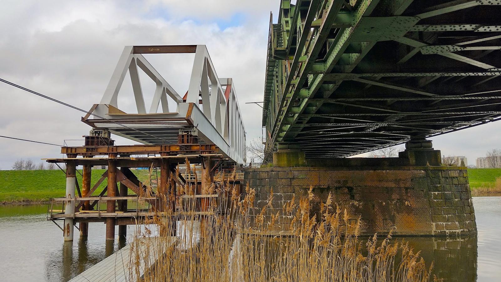 nowy most nasunięty nad Odrę w Opolu