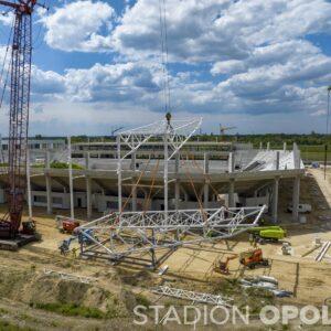 Nowy stadion w Opolu w budowie - montaż konstrukcji dachu