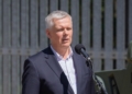 Siemoniak rezygnuje z asystentów