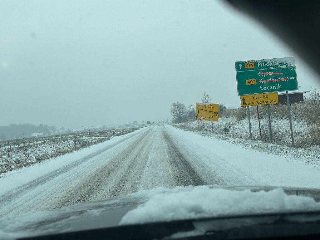 Niebezpiecznie na drogach Opolszczyzny. Zima zaskoczyła drogowców