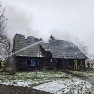 Pożar zabytkowego drewnianego domu. 10 zastępów strażaków w akcji