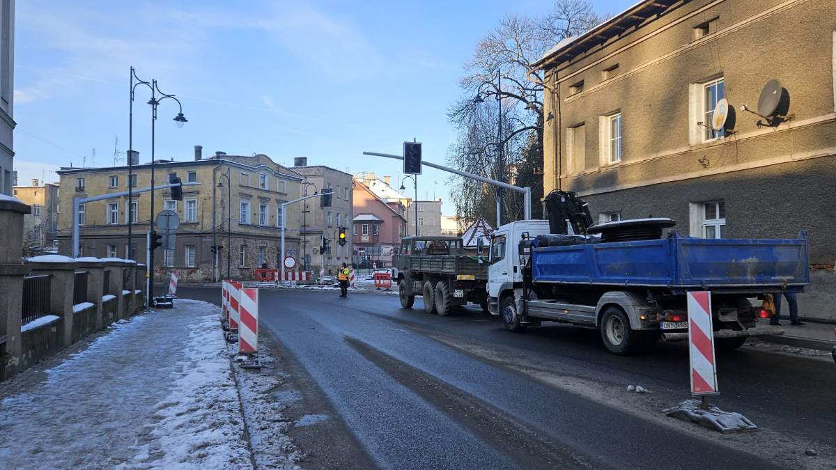 Prace na drodze do Czech. Stawiają podpory pod nowy most