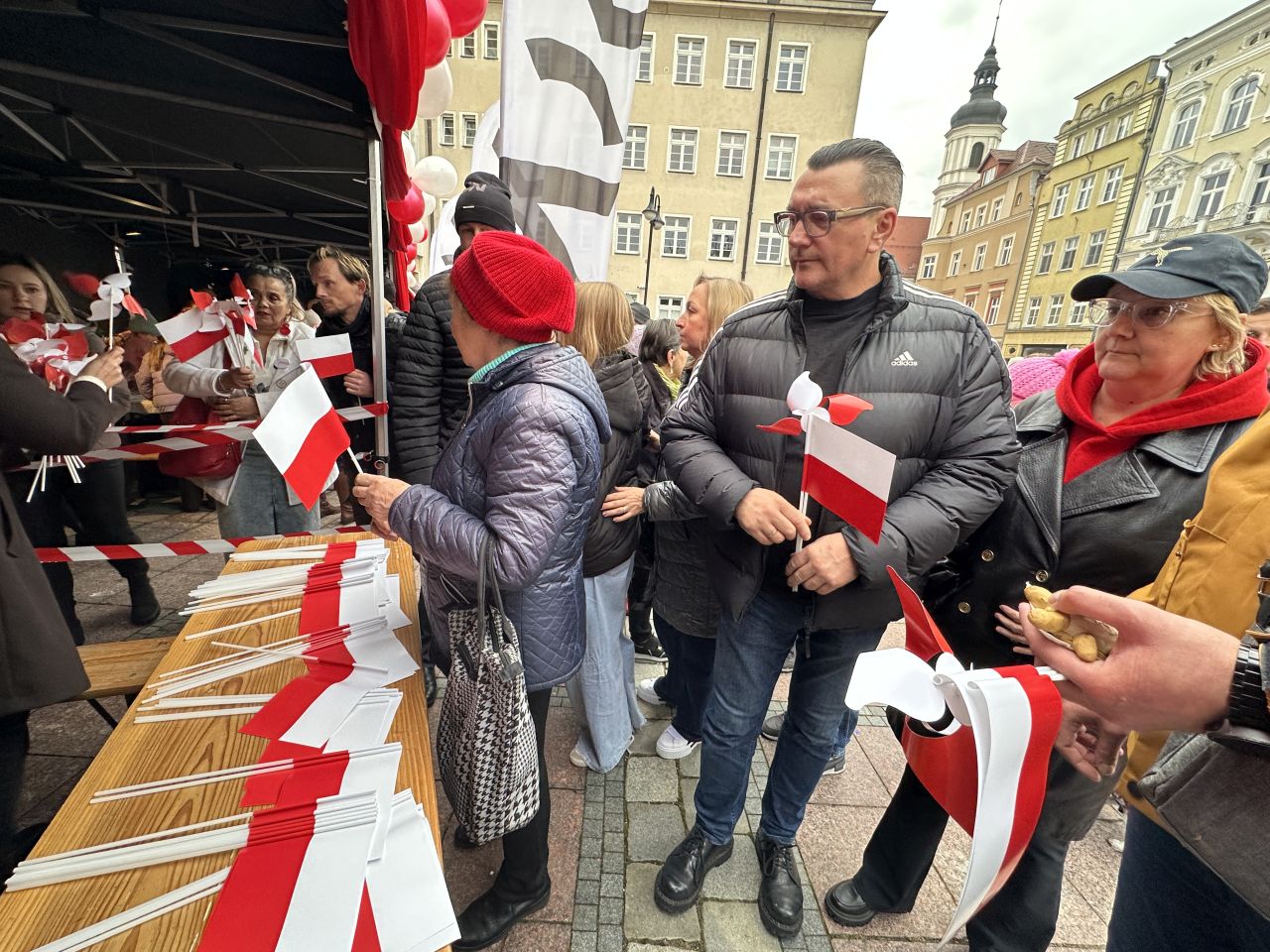 Piknik niepodległościowy w Opolu. Na rynku świętują całe rodziny