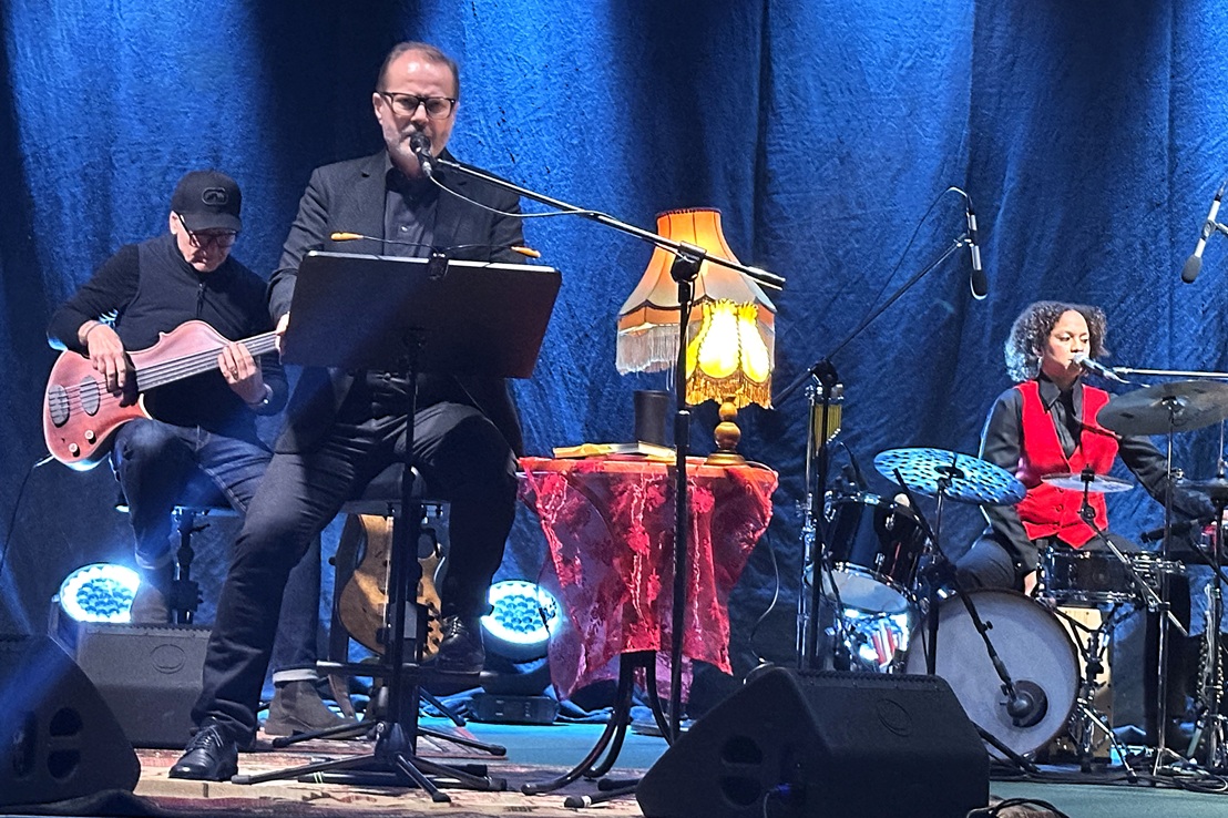 „Ojciec Mateusz” zaśpiewał w Opolu ballady Cohena dla bezdomnych i ubogich