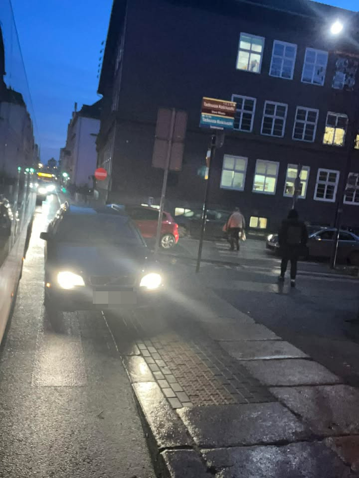 Kierowca nie wytrzymał w korku. Urządził sobie „trzeci pas” w centrum Opola