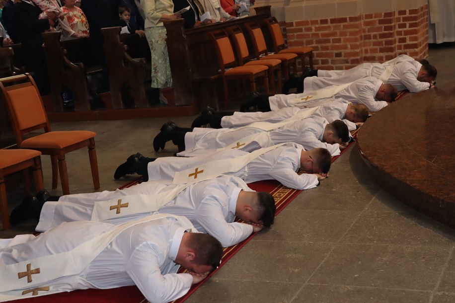 Kościół w liczbach. Więcej wiernych w ławach, mniej księży, chrztów i małżeństw