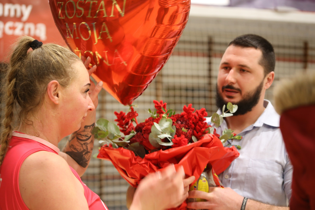 Oświadczyny na meczu koszykarek w Brzegu. Zawodniczka powiedziała „tak”!