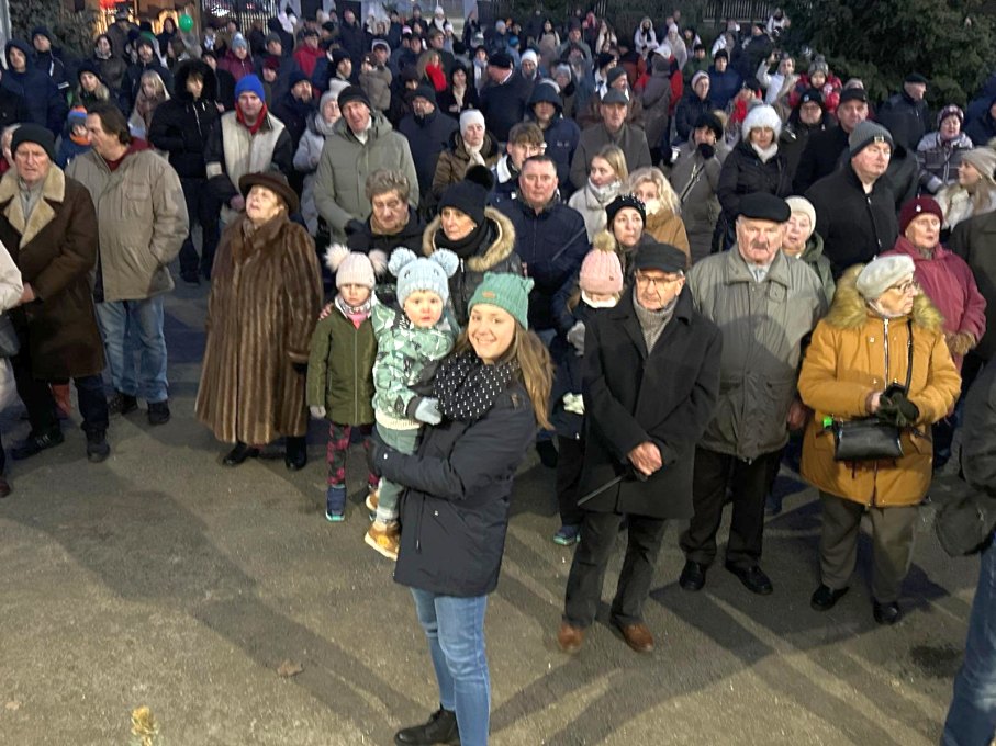 „Cicha noc” zabrzmiała w Szczepanowickim Betlejem już 27. raz. Zaśpiewał ją tłum Opolan