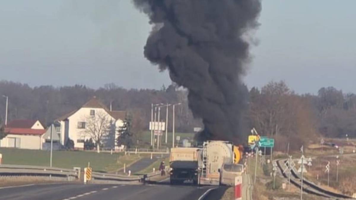 Pożar kombajnu w Dębinie pod Prudnikiem. Nad drogą kłęby dymu