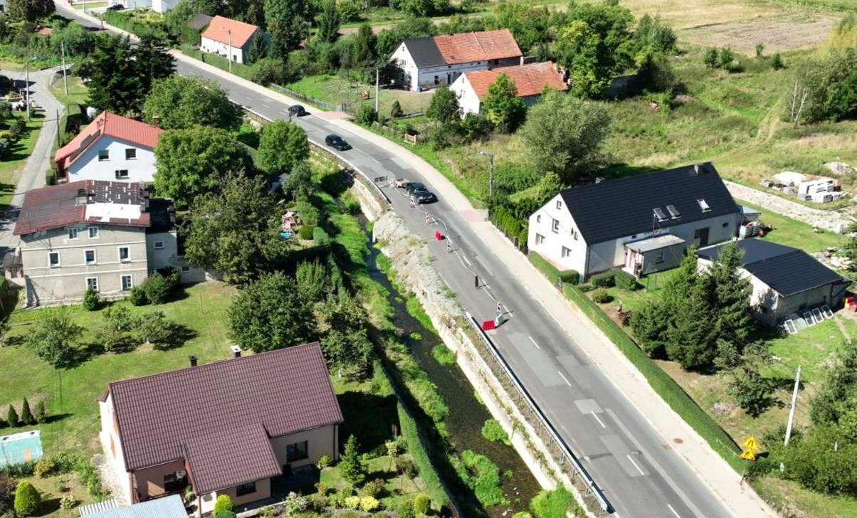 Droga do naprawy po powodzi. Ale na sam remont trzeba poczekać