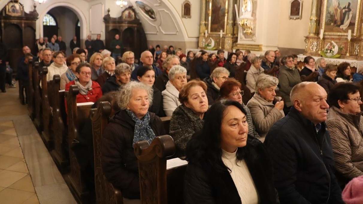 Kościół w liczbach. Więcej wiernych w ławach, mniej księży, chrztów i małżeństw