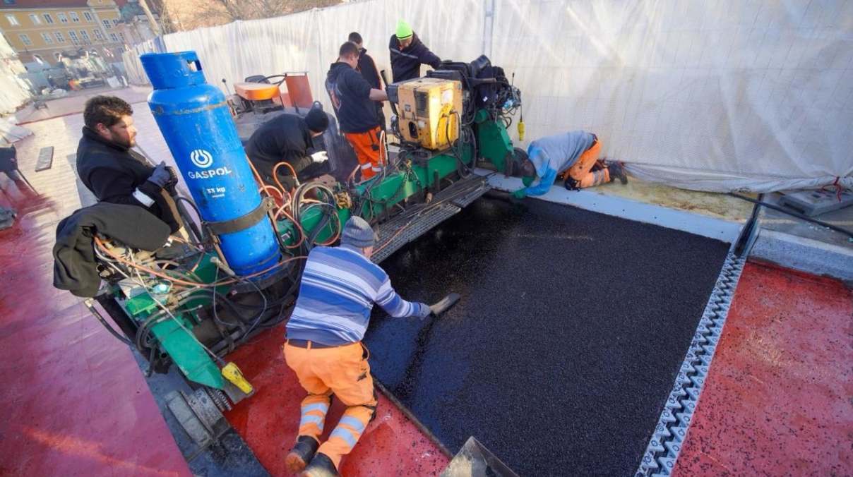 Nowa nawierzchnia na Moście Zamkowym. To specjalny asfalt