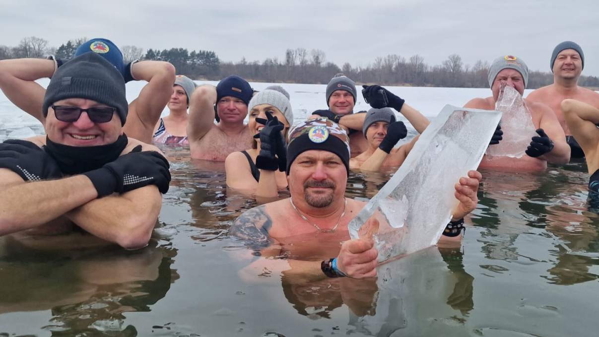 Jest mróz, a oni weszli do lodowatej wody. „To najlepsze warunki!”