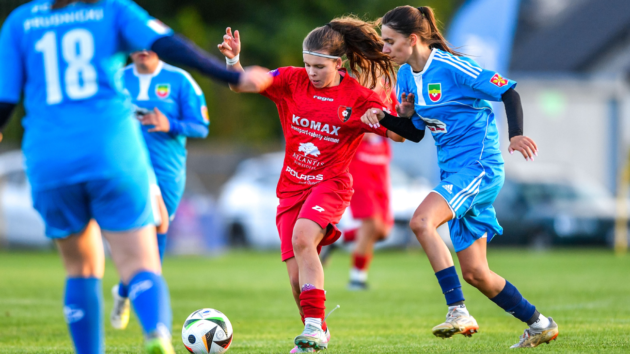 Panie kończą kopać w hali, zaczynają na trawie