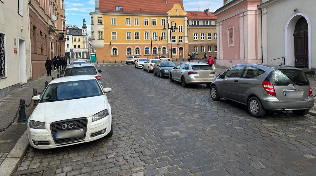 Przejazd przez most powrócił, parkowanie zostało. Ratusz: To się zmieni