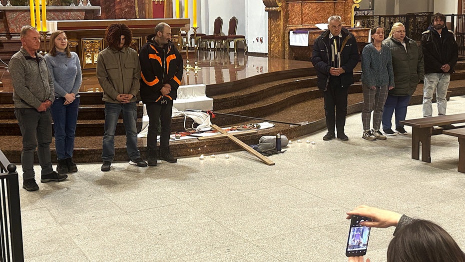 Bezdomni i ubodzy w katedrze opolskiej. Pokazali pasyjny spektakl