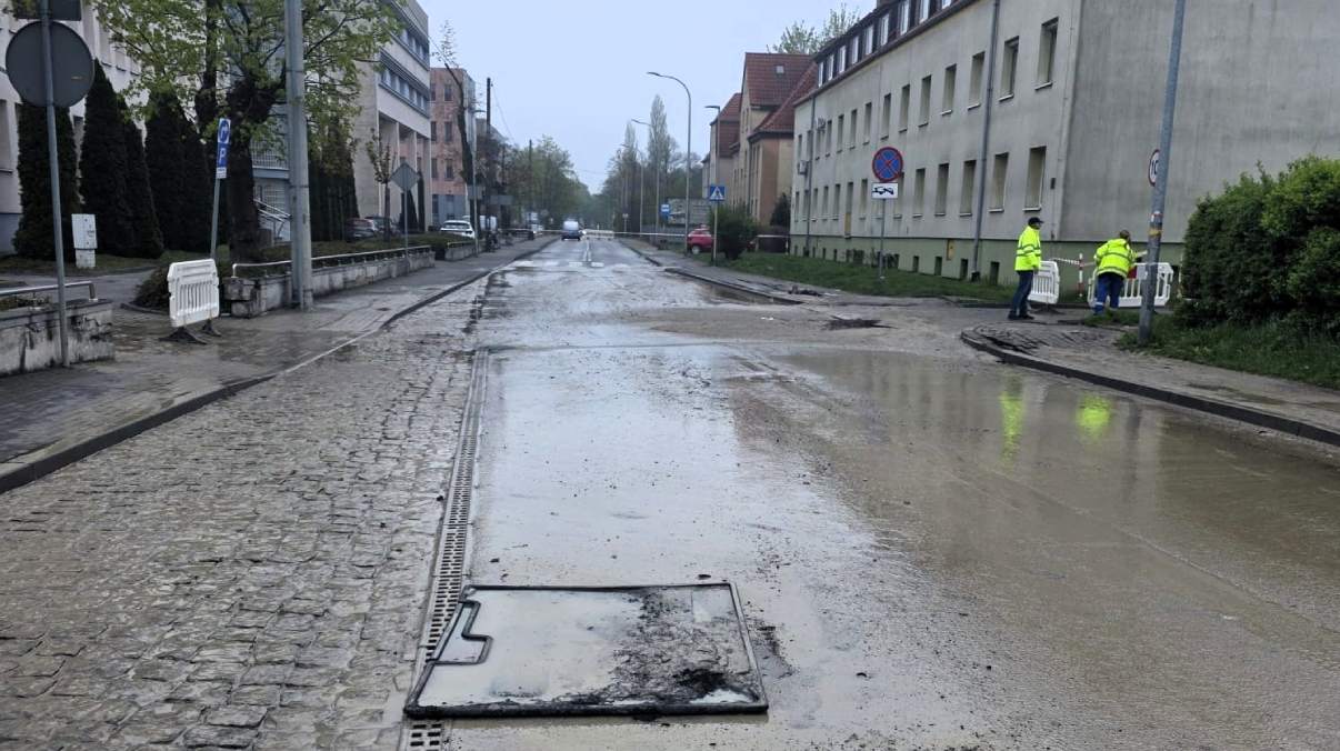 Poważna awaria przy Urzędzie Skarbowym w Opolu. Droga zamknięta, są objazdy MZK