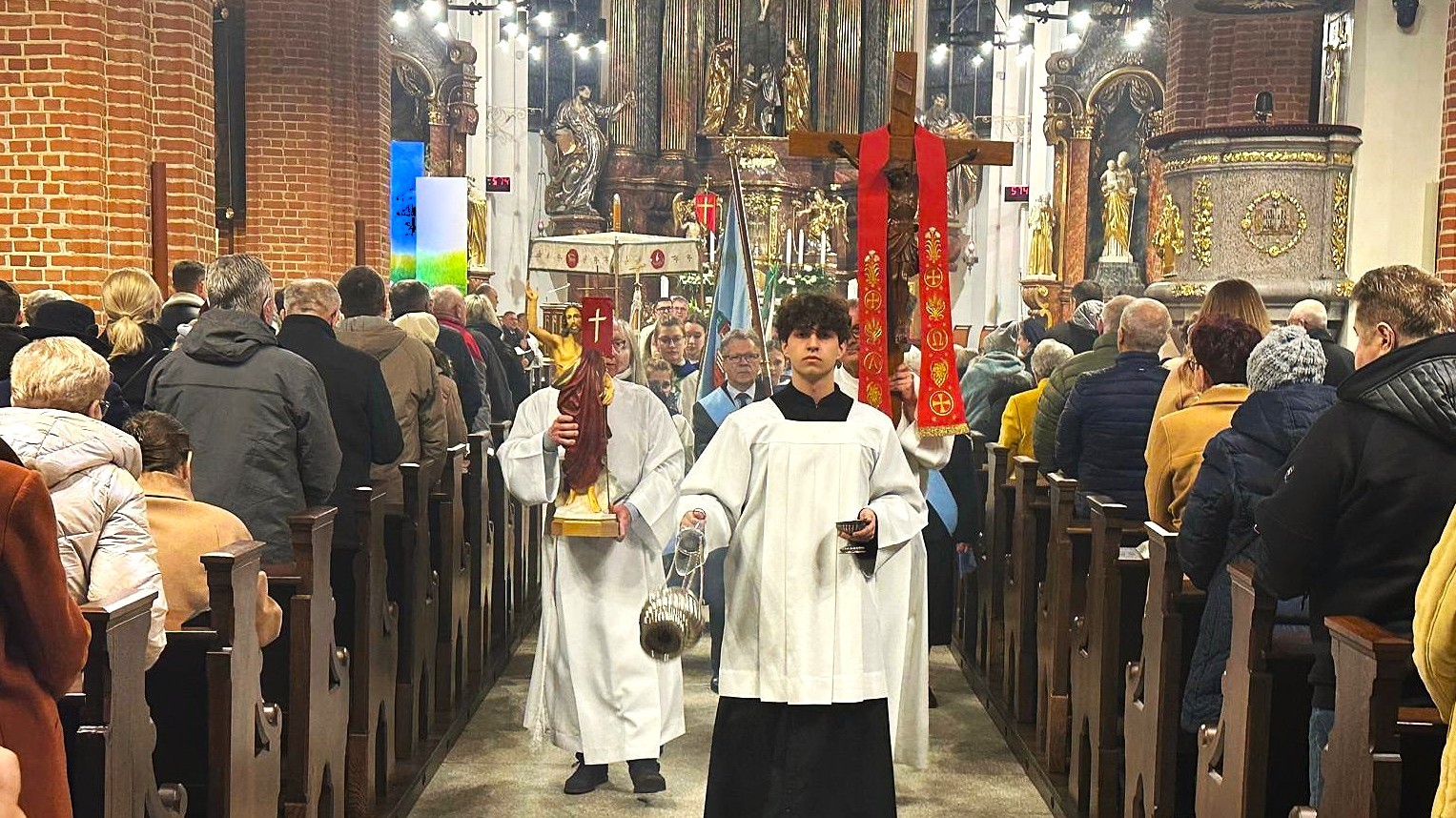 W opolskiej katedrze odbyła się pierwsza po remoncie świątyni rezurekcja