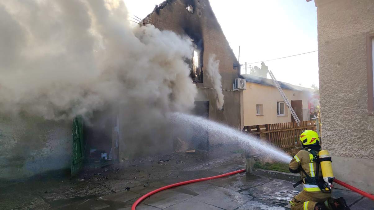 Pożar w Praszce. Stodoła spłonęła, salon kosmetyczny uratowany