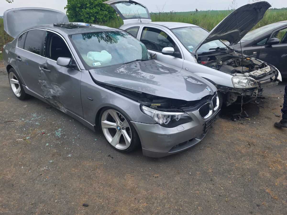 22-latek w BMW wyprzedzał na wzniesieniu. Sześć osób trafiło do szpitala!