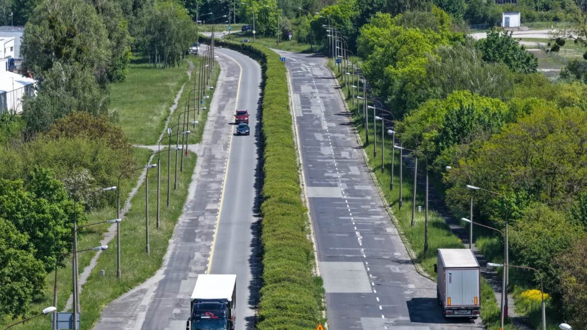 Z czterech pasów tej drogi tylko jeden jest równy. To ma się zmienić