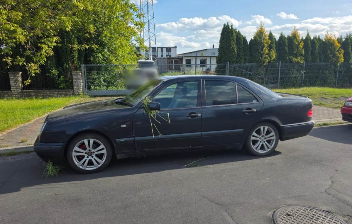 Skosił kawałek pola uciekając Mercedesem. Uciekał przed policją