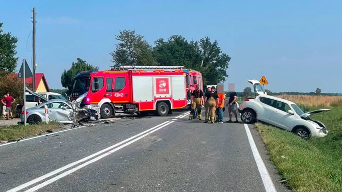 Wypadek w Kostowie. Zderzenie busa i dwóch aut osobowych