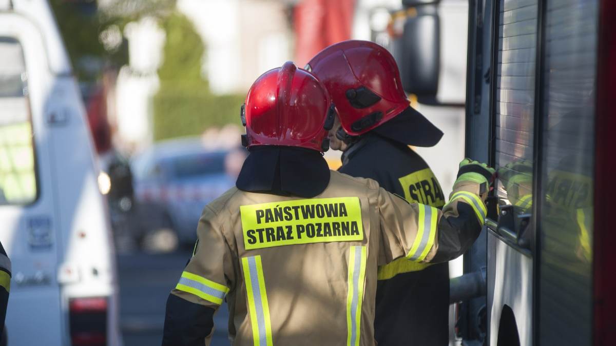 Podpalił kobietę w mieszkaniu i uciekł. Sam też ma poparzenia