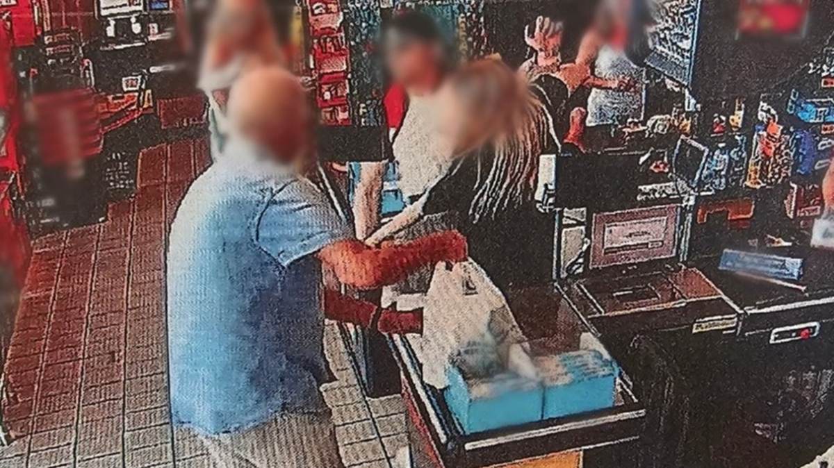 Szarpanina w markecie. Chciał wynieść kiełbasę i whisky, uderzył kasjerkę