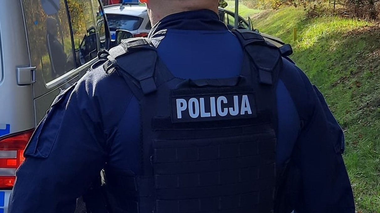 Truchło psa na osiedlu. Ktoś go wyrzucił z czwartego piętra?