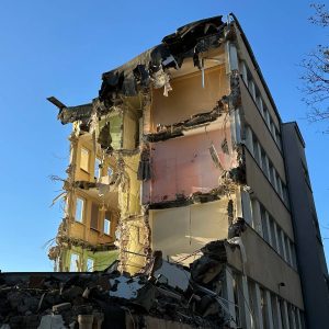 Biurowiec przez lata stał nad Odrą. Znika w szybkim tempie