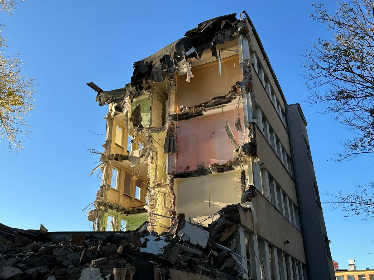Biurowiec przez lata stał nad Odrą. Znika w szybkim tempie